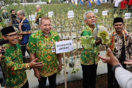 Ganjar Ajak Para Duta Besar Panen Melon di Soropadan