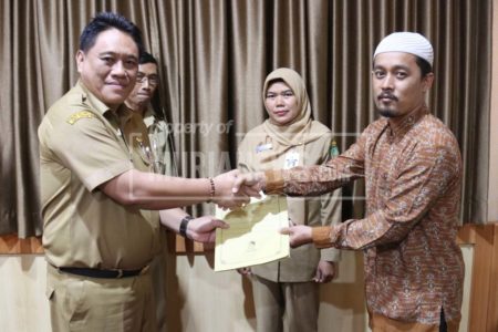 Lima Sekolah Swasta di Blora Diberi Hibah Mobil dan Laptop