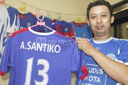 Kolektor Ini Tak Akan Jual Jersey Musim Terakhir Legenda Hidup Persiku Agus Santiko