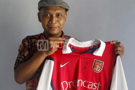 Dari Menang Kuis, Pemuda di Kudus Ini Bisa Punya Jersey Bertanda Tangan Legenda Timnas Inggris Ray Parlour