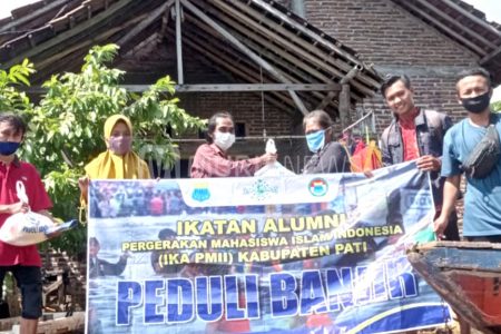 IKA PMII Pati Salurkan Sembako untuk Korban Banjir