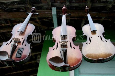 [FOTO] Biola dari Bambu Asli Kudus, Berkarakter Tokoh Wayang