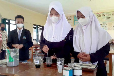 Pelapis Besi Karbon Antikorosi dari Abu Sekam Karya Siswa SMA PGRI Kayen Sabet Emas Internasional