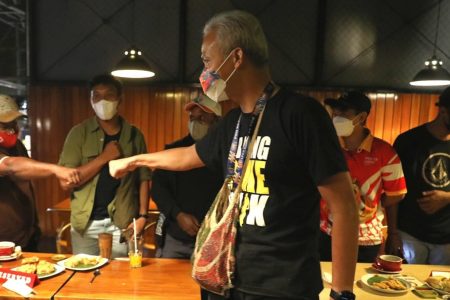 Dituding Rasis oleh Pigai, Ganjar Justru Asyik Ngobrol Bareng Pemuda Papua