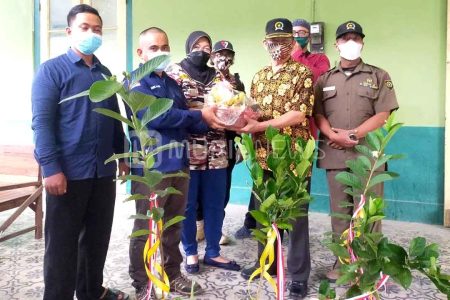 Veteran Pati Diberi Bibit Buah dari FKPPI dan Petani Milenial