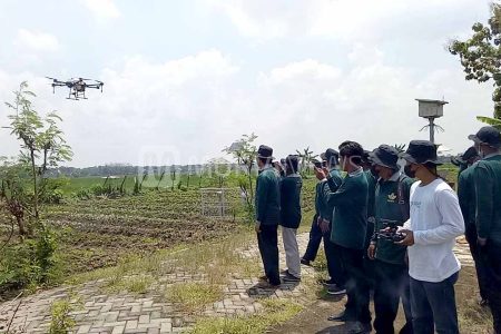 Penyuluh Pertanian Grobogan Diajari Pakai Drone Pembasmi Hama