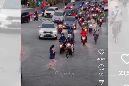 Perempuan Asyik Foto di Simpang Tugu Jogja Nyaris Tertabrak Motor Viral di Medsos