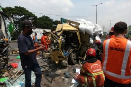 Penumpang Rebut Kemudi Sesaat Sebelum Kecelakaan, Begini Kronologi Bus Peziarah vs Truk di Tol Surabaya