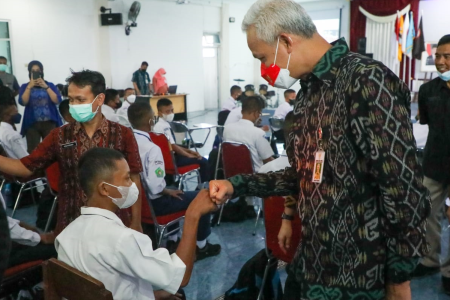Datangi SMKN Jateng, Ganjar Dibuat Terharu Dengar Curhatan Ini