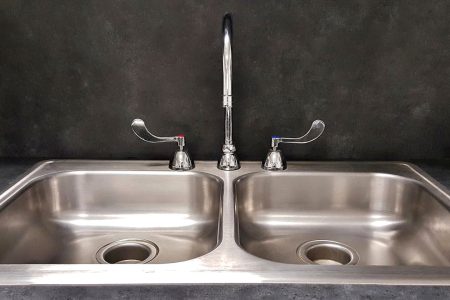 Bak Cuci Piring Penuh Noda Lemak? Coba Cara Ini untuk Membersihkannya