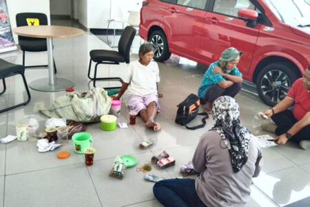 bawa-karung-ke-dealer-kakek-pemulung-ini-bawa-pulang-mobil-impian