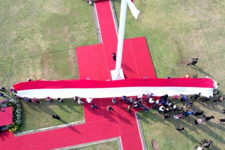 Ganjar Dapat Kado Bendera Raksasa dari Buruh Migran
