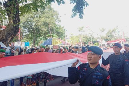 Bendera Raksasa Dibentangkan di Kirab Merah Putih di Pati