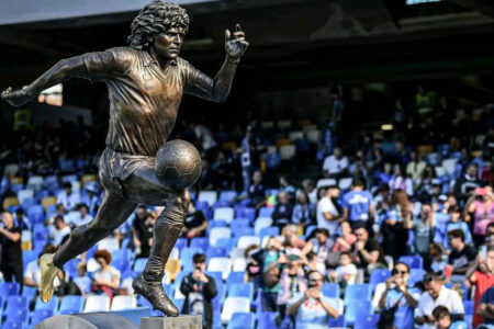 Patung Maradona Dipajang di Napoli, Kaki Kirinya Emas