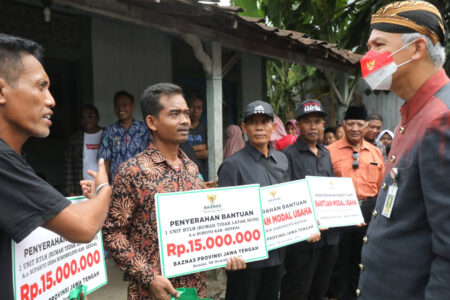 Blusukan ke Kendal, Ganjar Serahkan Bantuan untuk RLTH