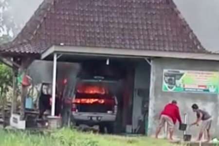 ambulans-mendadak-terbakar-di-makam-desa-sugihan-grobogan